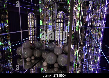 Bruxelles, Belgique. 12 septembre 2024. L'exposition itinérante Designblok Cosmos avec des œuvres de verre de grands designers tchèques à Bruxelles, le 12 septembre 2024. Crédit : Tereza Supova/CTK photo/Alamy Live News Banque D'Images