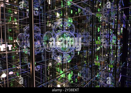 Bruxelles, Belgique. 12 septembre 2024. L'exposition itinérante Designblok Cosmos avec des œuvres de verre de grands designers tchèques à Bruxelles, le 12 septembre 2024. Crédit : Tereza Supova/CTK photo/Alamy Live News Banque D'Images