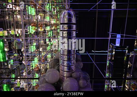 Bruxelles, Belgique. 12 septembre 2024. L'exposition itinérante Designblok Cosmos avec des œuvres de verre de grands designers tchèques à Bruxelles, le 12 septembre 2024. Crédit : Tereza Supova/CTK photo/Alamy Live News Banque D'Images