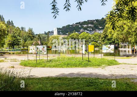 Dilijan, Arménie - 5 juillet 2024 : vue de l'étang artificiel de la ville de lac depuis le parc de la ville de Dilijan le jour d'été Banque D'Images