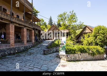 Dilijan, Arménie - 6 juillet 2024 : appartements sur la rue historique Sharambeyan dans la ville de Dilijan le jour ensoleillé d'été Banque D'Images