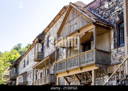 Dilijan, Arménie - 6 juillet 2024 : Maison traditionnelle en bois sur la rue historique Sharambeyan dans la ville de Dilijan le jour ensoleillé d'été Banque D'Images