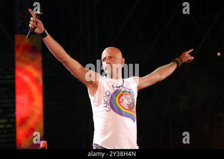 Vérone Italie 20/2003 : Pau (Paolo Bruni) chanteur et guitariste du Negrita, groupe de rock italien, lors de l’émission de télévision “Festivalbar 2003” Banque D'Images