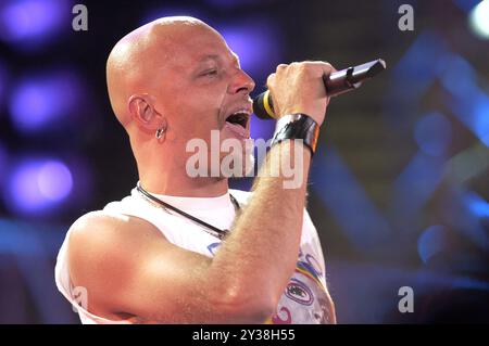 Vérone Italie 20/2003 : Pau (Paolo Bruni) chanteur et guitariste du Negrita, groupe de rock italien, lors de l’émission de télévision “Festivalbar 2003” Banque D'Images