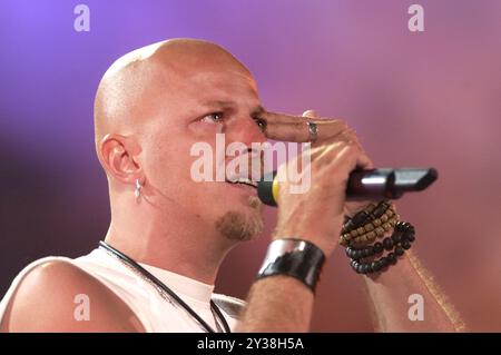 Vérone Italie 20/2003 : Pau (Paolo Bruni) chanteur et guitariste du Negrita, groupe de rock italien, lors de l’émission de télévision “Festivalbar 2003” Banque D'Images