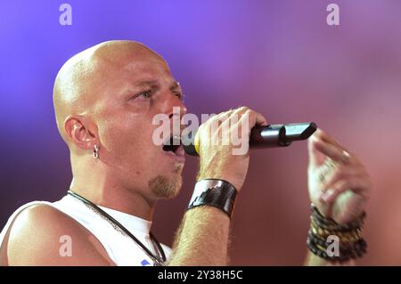 Vérone Italie 20/2003 : Pau (Paolo Bruni) chanteur et guitariste du Negrita, groupe de rock italien, lors de l’émission de télévision “Festivalbar 2003” Banque D'Images