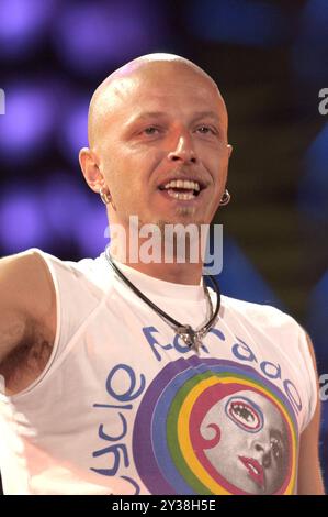 Vérone Italie 20/2003 : Pau (Paolo Bruni) chanteur et guitariste du Negrita, groupe de rock italien, lors de l’émission de télévision “Festivalbar 2003” Banque D'Images