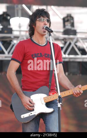 Vérone Italie 20/2003 : Mac (Cesare Petricich) guitariste du Negrita, groupe de rock italien, lors de l’émission de télévision “Festivalbar 2003” Banque D'Images