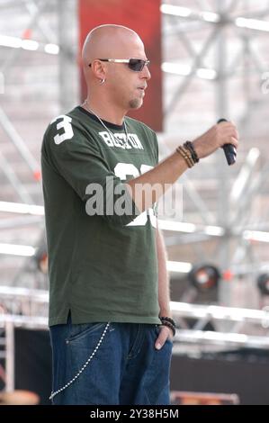 Vérone Italie 20/2003 : Pau (Paolo Bruni) chanteur et guitariste du Negrita, groupe de rock italien, lors de l’émission de télévision “Festivalbar 2003” Banque D'Images