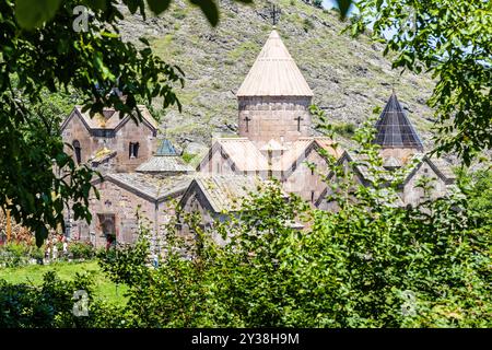 Gosh, Arménie - 6 juillet 2024 : vue du monastère de Goshavank entre feuillage vert, Arménie par jour d'été ensoleillé de l'église Saint Gevorg Banque D'Images