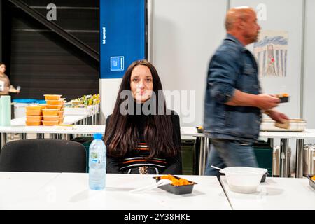 Antonina réfugiée d'Odessa Antonina a fui Odessa vers la sécurité des salles d'exposition en raison de l'invasion russe en Ukraine. Elle vient d'arriver et profite d'un repas modeste. Antonina et sa famille ont survécu dans un abri souterrain après avoir été bombardés à plusieurs reprises. Varsovie, Pologne. Varsovie Varsovie Expo Varsovie Pologne Copyright : xGuidoxKoppesxPhotox Banque D'Images