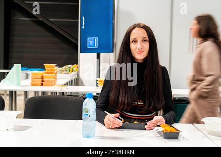 Antonina réfugiée d'Odessa Antonina a fui Odessa vers la sécurité des salles d'exposition en raison de l'invasion russe en Ukraine. Elle vient d'arriver et profite d'un repas modeste. Antonina et sa famille ont survécu dans un abri souterrain après avoir été bombardés à plusieurs reprises. Varsovie, Pologne. Varsovie Varsovie Expo Varsovie Pologne Copyright : xGuidoxKoppesxPhotox Banque D'Images