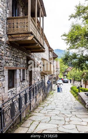 Dilijan, Arménie - 7 juillet 2024 : maisons traditionnelles en pierre sur la rue historique Sharambeyan dans la ville de Dilijan le matin d'été Banque D'Images