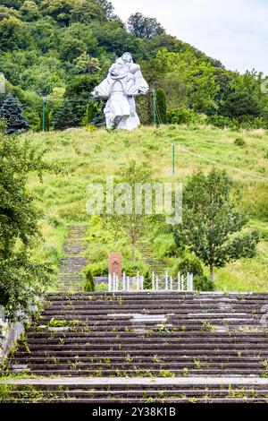 Dilijan, Arménie - 7 juillet 2024 : Monument aux soldats soviétiques de la Grande Guerre patriotique dans la ville de Dilijan sur la colline verte dans la journée d'été à Dilijan cit Banque D'Images