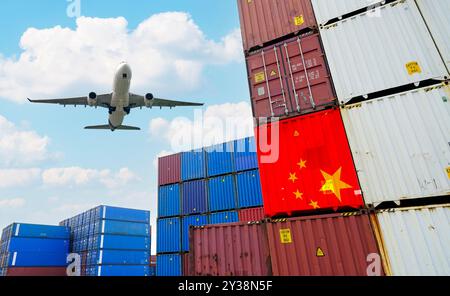 Industrie d'exportation chinoise et chaîne d'approvisionnement mondiale. Avion cargo survolant des conteneurs logistiques. Logistique aérienne, expédition et marchandises Banque D'Images