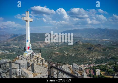 Vue majestueuse sur le paysage depuis la Cruz del Castillo de Santa Catalina à Jaen, Andalousie. Croix proéminente surplombant de vastes montagnes et beautif Banque D'Images