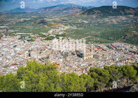 Superbe capture aérienne de Jaen, Andalousie, avec vue sur la cathédrale emblématique au milieu des champs d'oliviers et des chaînes de montagnes depuis le château de Santa Catalina. Banque D'Images