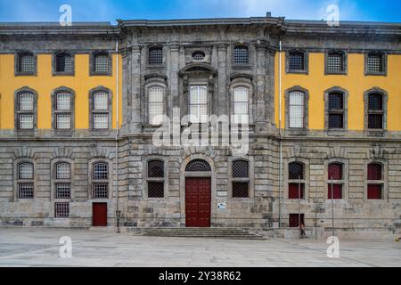 Ancienne prison transformée en centre photographique dans le cadre historique de Porto. Banque D'Images