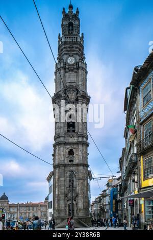 Porto, Portugal, 15 avril 2017, vue de Torre dos Clerigos à Porto, mettant en valeur son architecture baroque. Banque D'Images