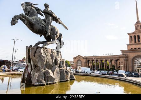 Erevan, Arménie - 10 juillet 2024 : statue de David de Sassoun près de la gare d'Erevan dans la ville d'Erevan dans la soirée ensoleillée d'été Banque D'Images