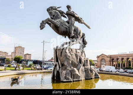 Erevan, Arménie - 10 juillet 2024 : Monument David de Sassoun près de la gare d'Erevan dans la ville d'Erevan dans la soirée ensoleillée d'été Banque D'Images