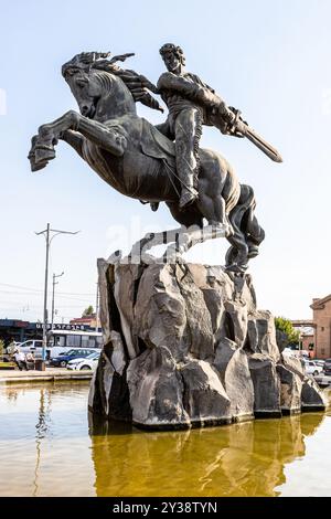 Erevan, Arménie - 10 juillet 2024 : Monument David de Sassoun dans la ville d'Erevan lors d'une soirée ensoleillée d'été Banque D'Images