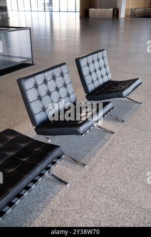 Chaises Mies Van Der Rohe Barcelona dans le foyer de la Neue Nationalgalerie à Berlin en Allemagne Banque D'Images