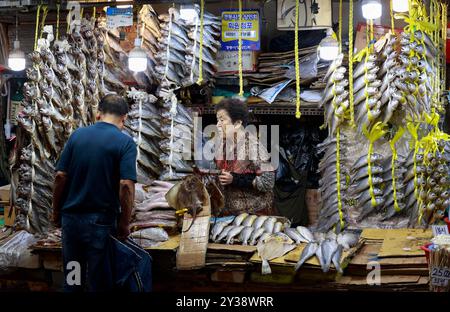 Séoul, Corée du Sud. 12 septembre 2024. Un homme achète de la nourriture avant Chuseok dans un marché traditionnel de Séoul, Corée du Sud, le 12 septembre 2024. Chuseok, qui tombe le 17 septembre cette année, est la célébration de la récolte d'automne du calendrier lunaire et l'une des fêtes traditionnelles de Corée du Sud. Crédit : Jun Hyosang/Xinhua/Alamy Live News Banque D'Images