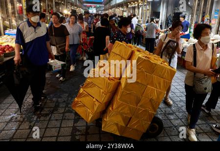 Séoul, Corée du Sud. 12 septembre 2024. Les gens achètent de la nourriture et des offres avant Chuseok dans un marché traditionnel à Séoul, Corée du Sud, le 12 septembre 2024. Chuseok, qui tombe le 17 septembre cette année, est la célébration de la récolte d'automne du calendrier lunaire et l'une des fêtes traditionnelles de Corée du Sud. Crédit : Jun Hyosang/Xinhua/Alamy Live News Banque D'Images