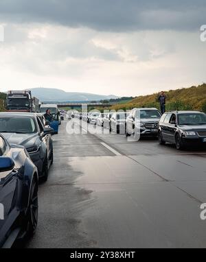 Rettungsgasse dans les embouteillages sur Autobahn. Les conducteurs ont libéré un espace entre la voie de gauche et la voie suivante pour les véhicules d'urgence. Banque D'Images