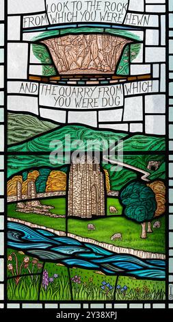 Les restes de l'abbaye de Shap, abrité dans la vallée de Lowther, représentés dans des vitraux, église St Michael, Shap, Cumbria, Royaume-Uni Banque D'Images