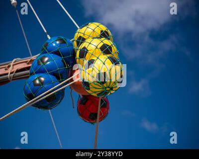 BOATS OARS ROPES BOUÉES BATEAUX EN BOIS AMARRÉS DANS LE PORT DE ST IVES Banque D'Images