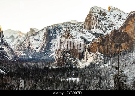 Montagnes enneigées et forêt à Yosemite avec Bridalveil Fall Banque D'Images