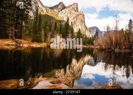 Majestueux reflet de montagne sur une rivière sereine dans Yosemite NP Banque D'Images