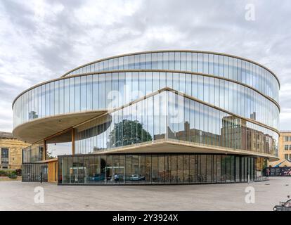 Blavatnik School of Government, à Jericho Oxford. Par les architectes Herzog & de Meuron. Ouvert en 2016. Formes carrées et circulaires en béton mince empilées. Banque D'Images