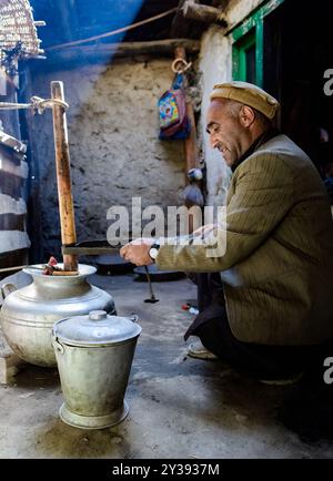 Agriculteur préparant du yogourt dans le village de Hushe Banque D'Images