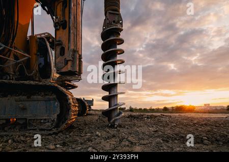 Activité de construction sur le chantier. Vue rapprochée d'une perceuse lourde. Banque D'Images