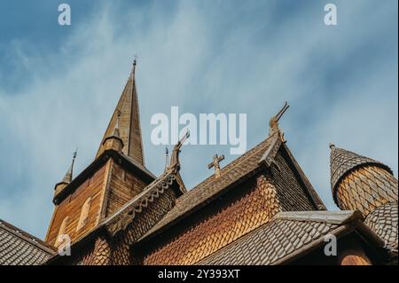 Détails de toit d'église en bois sur un ciel bleu vif, Lom, Norvège Banque D'Images