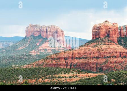 Gros plan sur Cathedral Rock et les formations rocheuses rouges environnantes. Banque D'Images