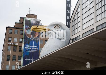 Helsinki, Finlande - 07.11.2024, tête de mouette géante au musée d'art d'Helsinki, Finlande Banque D'Images