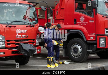 Chiang mai, Thaïlande. 13 septembre 2024. Un responsable des secours de la municipalité de Chiang mai enfile des bottes avant de voyager pour aider les victimes des inondations dans le district de Mae ai, Chiang mai, Thaïlande. Pour résoudre le problème des inondations dans le district de Mae ai, la municipalité de Chiang mai a déployé du personnel et du matériel, y compris des véhicules de sauvetage, des bateaux à fond plat, des citernes, des grues, excavatrices, camions et ambulances, pour aider les victimes des inondations. L'opération devrait prendre environ 5 jours. Crédit : SOPA images Limited/Alamy Live News Banque D'Images