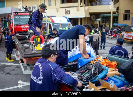 Chiang mai, Thaïlande. 13 septembre 2024. Les responsables des secours de la municipalité de Chiang mai préparent du matériel avant de voyager pour aider les victimes des inondations dans le district de Mae ai, Chiang mai, Thaïlande. Pour résoudre le problème des inondations dans le district de Mae ai, la municipalité de Chiang mai a déployé du personnel et du matériel, y compris des véhicules de sauvetage, des bateaux à fond plat, des citernes, des grues, excavatrices, camions et ambulances, pour aider les victimes des inondations. L'opération devrait prendre environ 5 jours. (Photo de Pongmanat Tasiri/SOPA images/Sipa USA) crédit : Sipa USA/Alamy Live News Banque D'Images