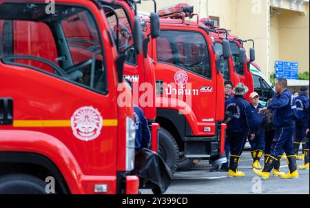 Chiang mai, Thaïlande. 13 septembre 2024. Les responsables des secours de la municipalité de Chiang mai se préparent au déploiement avant de se rendre pour venir en aide aux victimes des inondations dans le district de Mae ai, Chiang mai, Thaïlande. Pour résoudre le problème des inondations dans le district de Mae ai, la municipalité de Chiang mai a déployé du personnel et du matériel, y compris des véhicules de sauvetage, des bateaux à fond plat, des citernes, des grues, excavatrices, camions et ambulances, pour aider les victimes des inondations. L'opération devrait prendre environ 5 jours. (Photo de Pongmanat Tasiri/SOPA images/Sipa USA) crédit : Sipa USA/Alamy Live News Banque D'Images