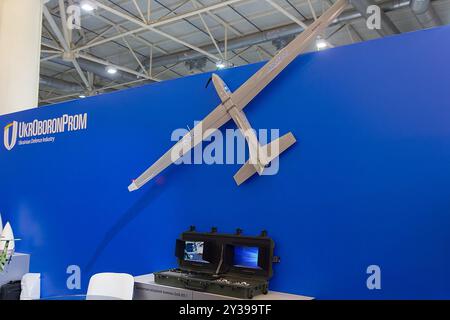 Kiev, Ukraine - 10 octobre 2018 : stand de la société Ukroboronprom avec un véhicule aérien sans pilote à l'exposition "armes et sécurité" Banque D'Images