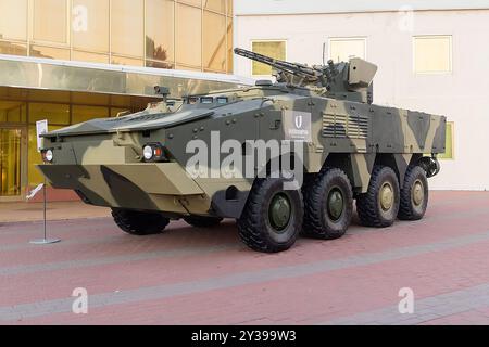 Kiev, Ukraine – 10 octobre 2018 : équipement militaire (véhicule blindé de transport de troupes à huit roues motrices BTR-4E) lors de l'exposition internationale spécialisée Banque D'Images