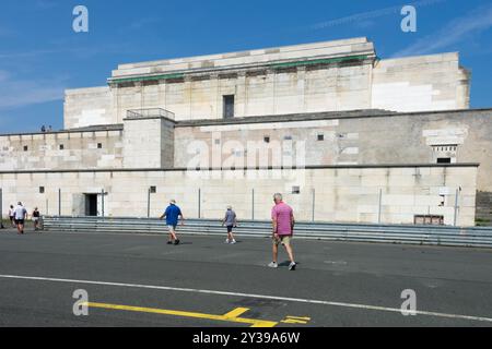 Zeppelinfeld Nürnberg Zeppelin Field Nazi Tribune Grandstand Stadium, Nuremberg Allemagne Europe touristes personnes visiteurs Banque D'Images