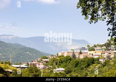 Vue de maisons urbaines sur la pente de la montagne dans la ville de Dilijan, Arménie le jour ensoleillé d'été Banque D'Images