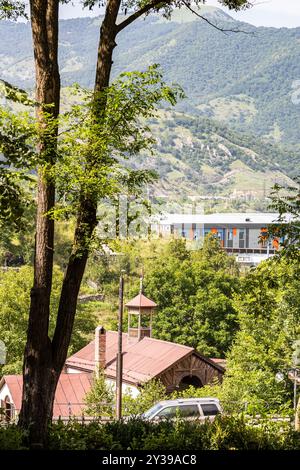 Vue des maisons sur la pente de la montagne dans la ville de Dilijan, Arménie le jour ensoleillé d'été Banque D'Images