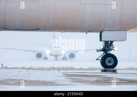 Fuselage d'aéronef recouvert de liquide de dégivrage. Dégivrage de l'avion avant le vol pendant la journée glaciale d'hiver à l'aéroport. Banque D'Images