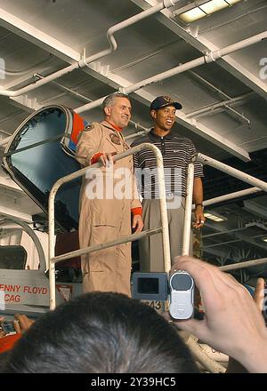 Golfe Arabique (mars 3, 2004) - le golfeur professionnel Tiger Woods complète une visite d'un F/A-18C affecté aux 'Wildcats' du Strike Fighter Squadron One Three One (VFA-131) à bord du porte-avions à propulsion nucléaire USS George Washington (CVN 73). Banque D'Images